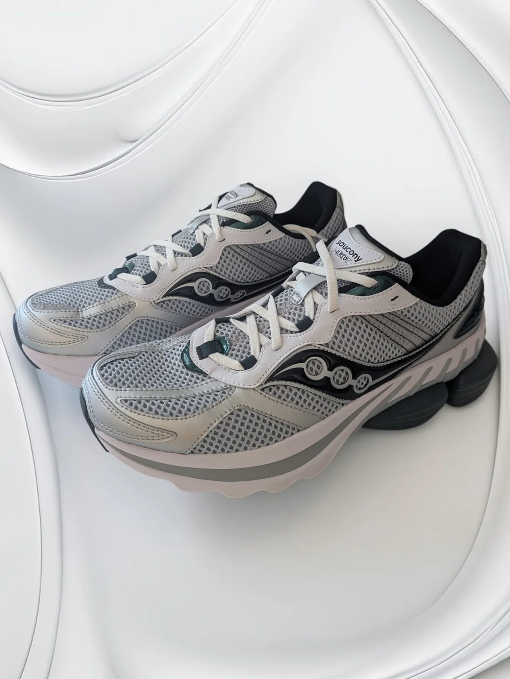 NWT Saucony GRID NXT Mens Size 10 Silver Green Running Shoe Sneakers